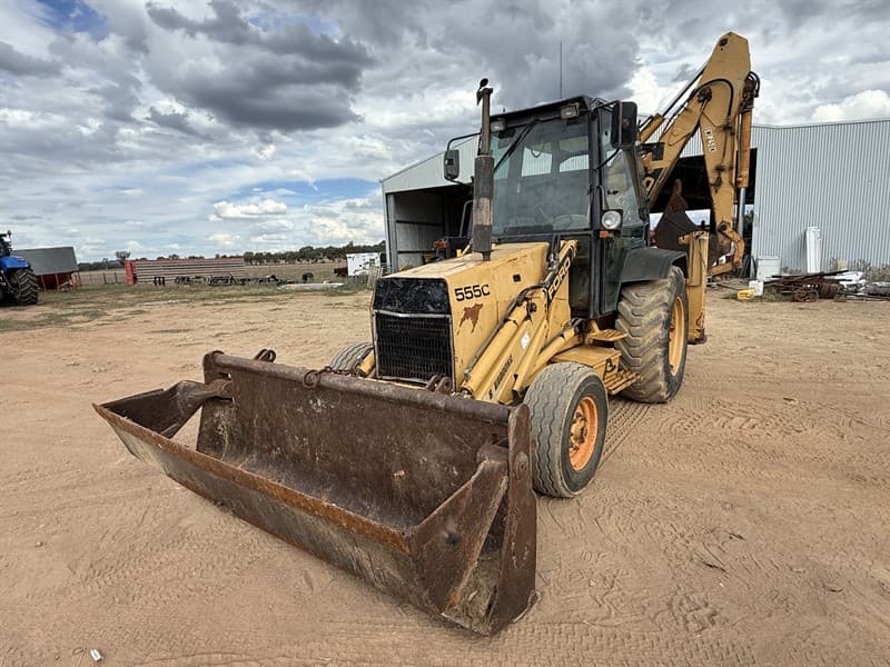 FORD 555C BACKHOE. Supplied with GP backhoe bucket, 4 in 1 bucket and pallet forks. Showing 6492 hours. 2 x broken windows (One of these was…