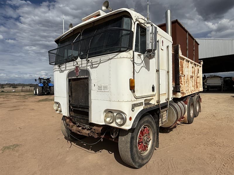 1983 KENWORTH K100. Henrickson suspension. Caterpillar engine. Bin measures 3960 long x 2350 high including the removable grain extension. W…