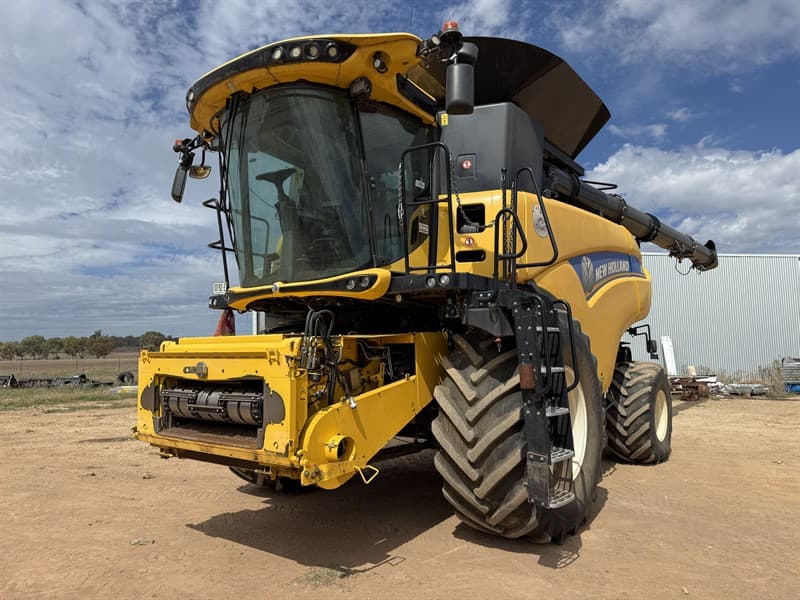 2016 NEW HOLLAND CR9.90. Serial no. 931974029. **Please note - Since the main photos were taken, the near side panel to the header has been …