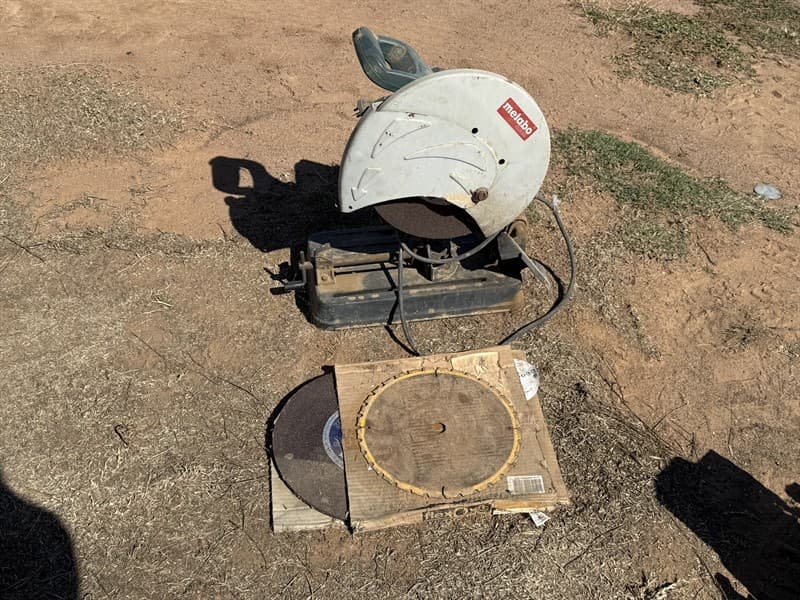 METABO CUT OFF SAW. Spare discs included.