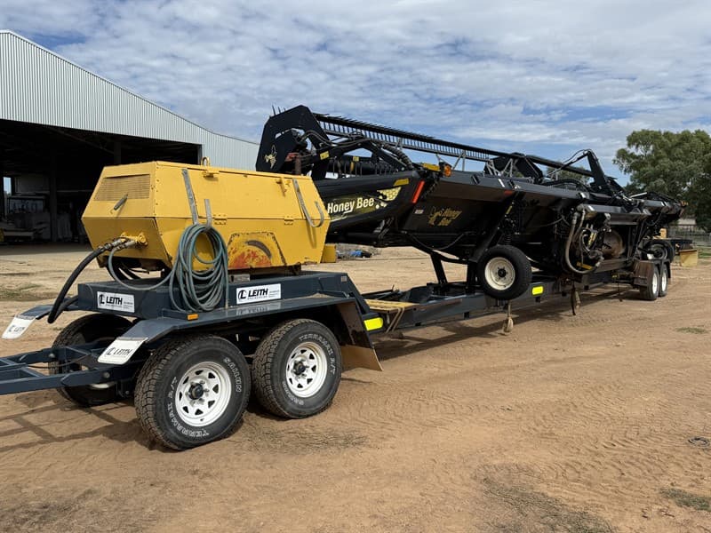 2014 HONEY BEE 4040 DRAPER FRONT. Leith comb trailer included. 40ft front. Top cross auger. Compressor included. Spare knife. Serviced by Mc…
