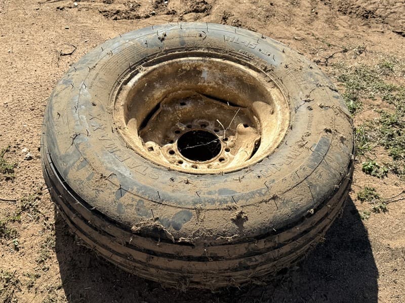MORRIS AIR SEEDER TYRE. Starmaxx 11L-15.