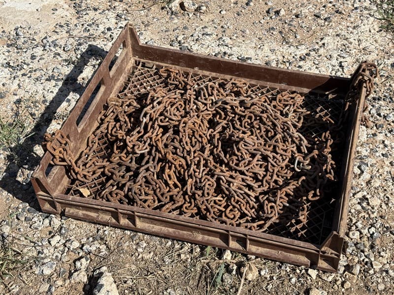 APPROX 50 METRES OF 6MM CHAIN.