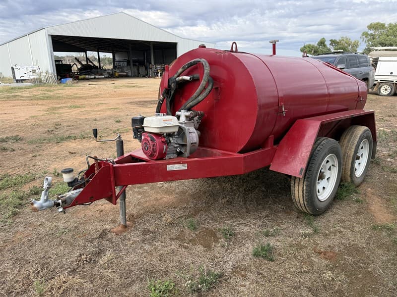 2022 EAST END WELDING FUEL TRAILER. VIN. 6T9T27R02NA4YE004. 2100 litre capacity. Bogie axle. Honda GX 160 engine coupled to Hidels pump. Met…