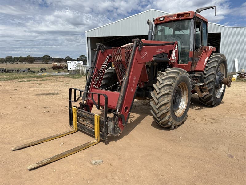 CASE IH 8940 MAGNUM. PTO. 3PL. Dual hubs. Powershift transmission. Showing 7609 hours. 3 x hydraulic remotes.