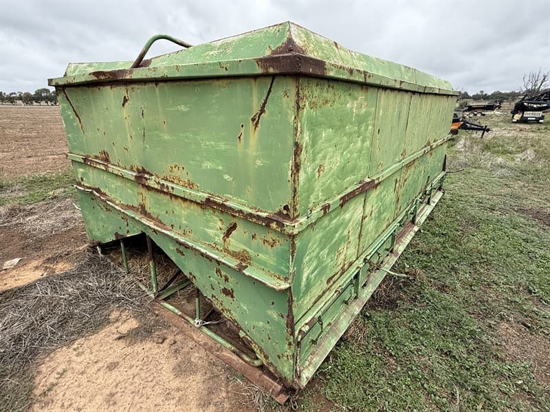 GREEN SIDE DELIVERY BIN. 4100 x 2400.