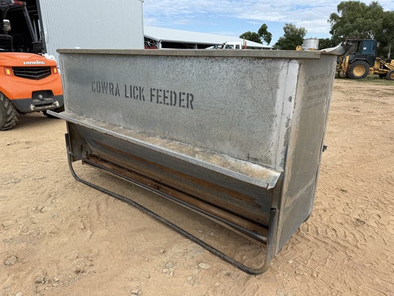 COWRA LICK FEEDER