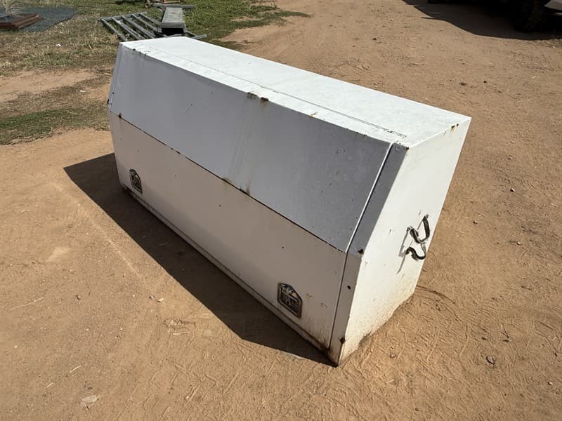 1 X WHITE TOOLBOX.