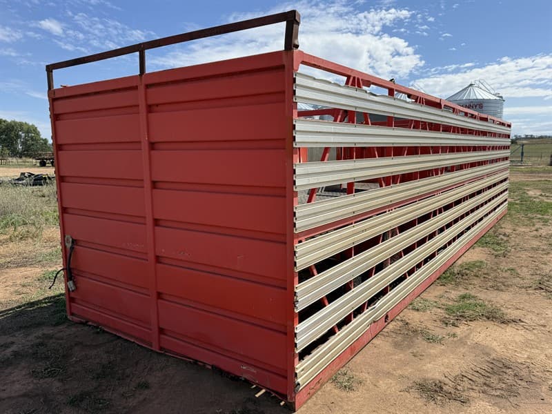 30FT 2 X 1 CONVERTIBLE LIVESTOCK CRATE. 3 x pens at 10ft each, or 2 pens with removeable post allowing for 1 x 10 ft and 1 x 20ft long pen.