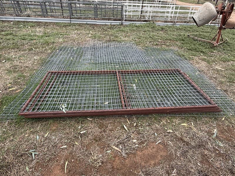 ASSORTED MESH. 4 x sheets of 80mm x 40mm mesh (each of these sheets measures 2400 x 3000). Plus 3 x mesh panels measuring 1000mm x 2300mm