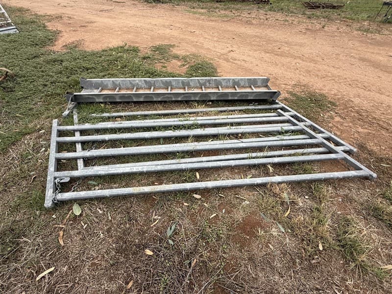 ARROW PORTABLE LOADING RAMP.