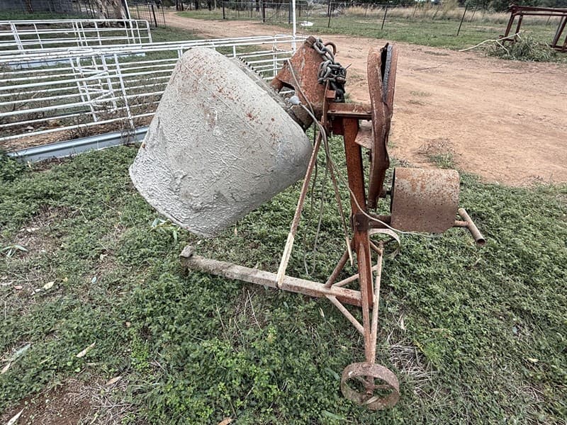 240V CEMENT MIXER.