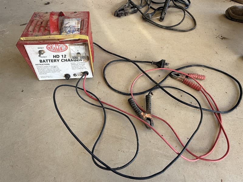 COMPAK BATTERY CHARGER.