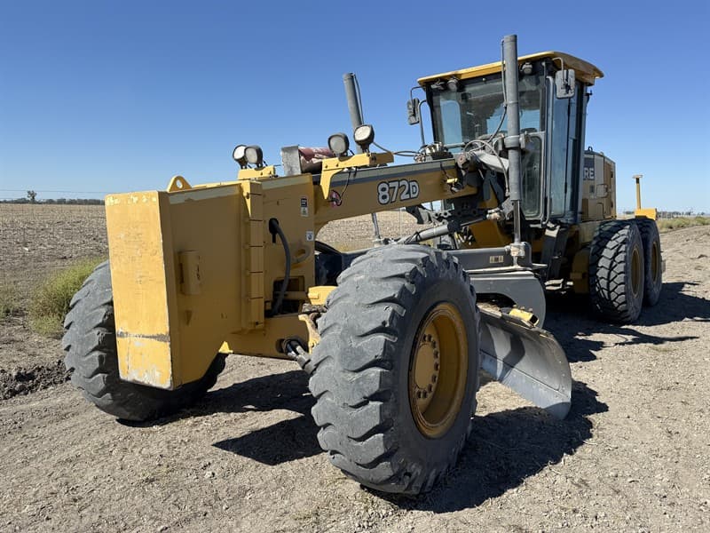 2008 JOHN DEERE 872D 6 WHEEL DRIVE. Serial no. DW872DX605912. Engine no. RG6081H291529. 15,940. 14ft mouldboard. Tyres 17.5R25. Rippers. Rin…
