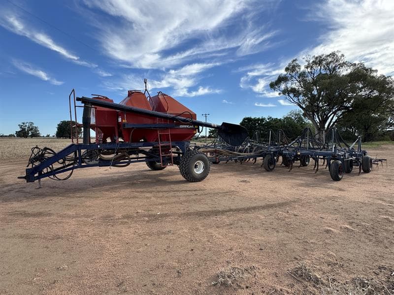 FLEXICOIL ST820 + MORRIS 7180 CART. Flexicoil bar serial no. ST820-099606-00. 9 inch spacings. 10 metre bar. Finger harrows and press wheels…
