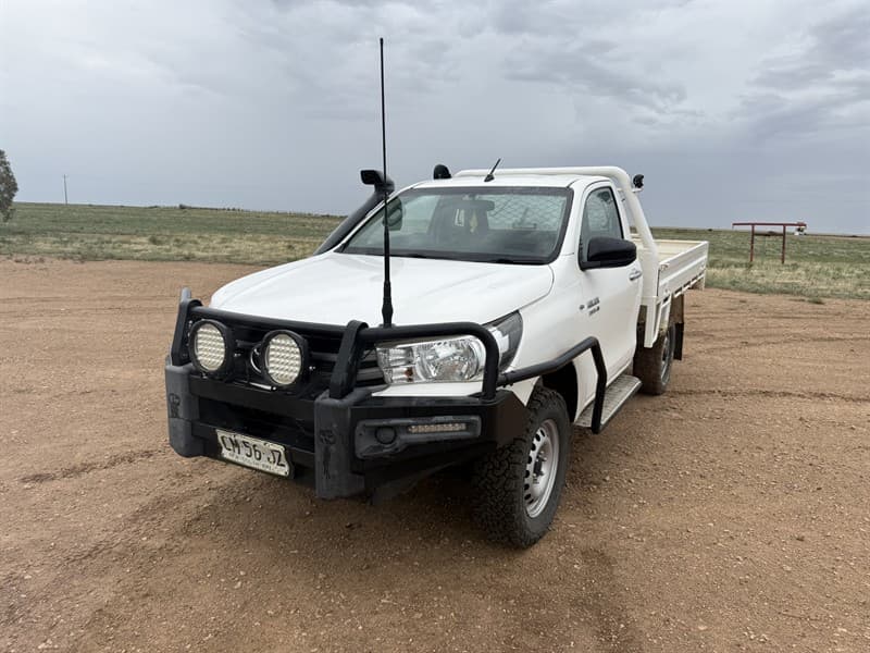 2017 Toyota Hilux 4x4 Single Cab Utility VIN: MR0KA3CB401122943, manual 6-speed, 2.8L diesel, 2 seats. Features include drop side tray, tow …