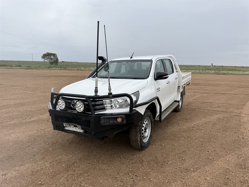 2017 Toyota Hilux 4x4 Dual Cab (VIN: MR0KA3CD401305180), manual 6-speed, 5 seats. Features: tow bar, bulbar, driving lights, UHF radio, side…