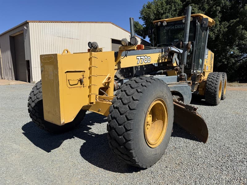 2006 JOHN DEERE 770D. Serial no. DW770DX609041. Engine no. RG6081H294652. 14ft blade. Conventional drive. Rippers. Full maintenance log. One…