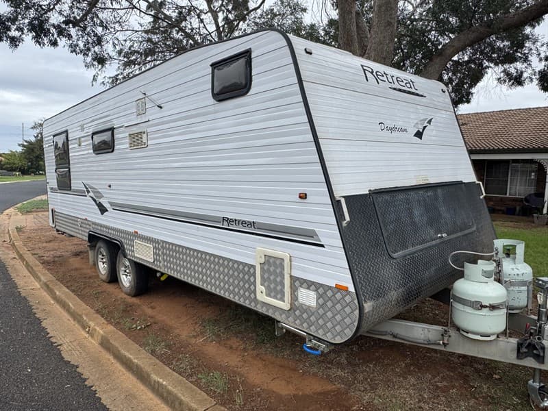 2009 23ft Retreat Daydream caravan. Dual axle with good tyres and original rims, electric brakes and weight distribution hitch included. Fea…