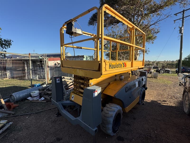 Haulotte Compact 12DX 4WD diesel scissor lift. 10m platform height with12m working height. 4x4 drive with auto level system and four leveler…