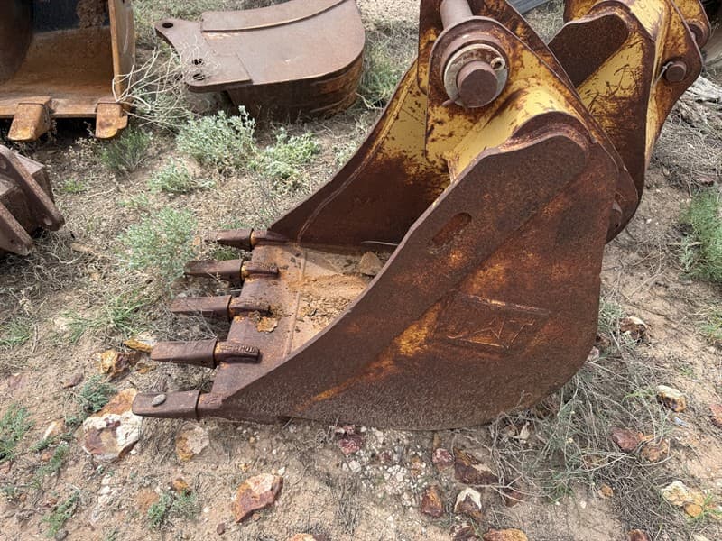 CATERPILLAR 600mm Excavator Digging Bucket, Serial no:ACBKT428CGDBG5. Pin 255mm, ears 370mm. Located Wilcannia, NSW.