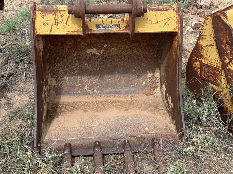 CATERPILLAR 900mm Excavator Digging Bucket, Serial no: AC428CRKTFLDD8. Pin 255mm, ears 370mm. Located Wilcannia, NSW.