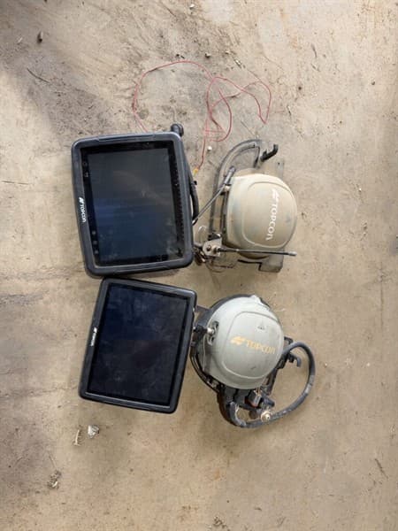 Topcon Bundle 2 x receivers RTK modules. S/N :1102-13781 & S/N: 1102-29268 2 x Monitors S/N:202016024AH. X35 headland unlock feature and S/N…