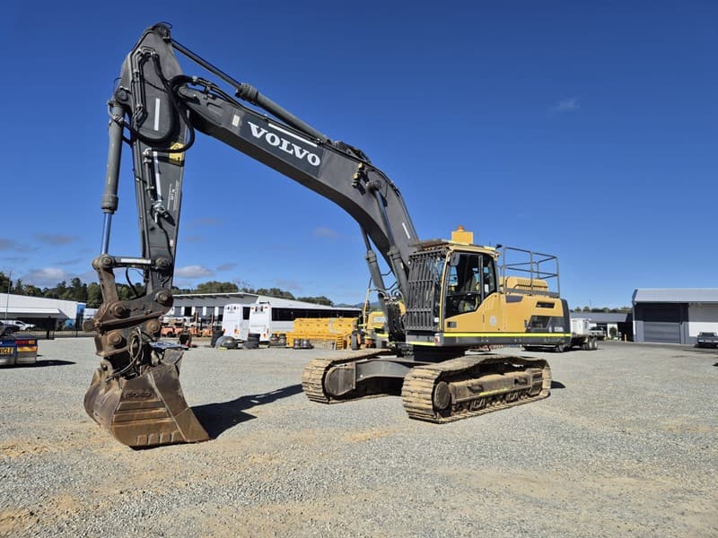 2016 VOLVO EC350DL Excavator, 12,642 hours. Serial No: VCEC350DAE0270011. Full mine/civil specification with strong track gear and auto grea…
