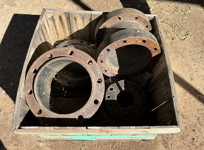 2 X SPACER 2 X HUBS TO SUIT MAGNUM MX285. Located Delungra, NSW