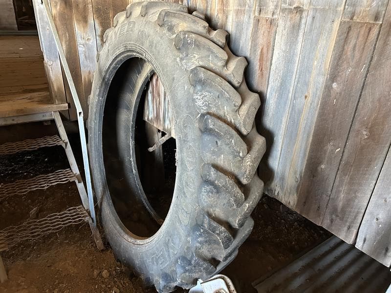 1 X GOODYEAR ULTRASPRAYER TYRE. 380/90R46. Stored in the shed. Has done 800hrs work. 60% tread. Located Delungra, NSW