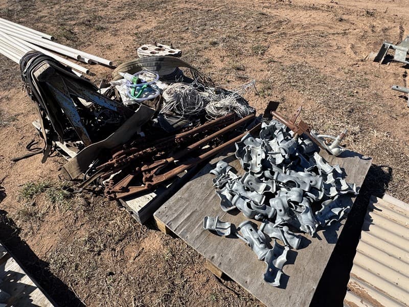 Misc gear. Drenching, horse gear, pipe clamps and Electric fence misc. Located Mogriguy, NSW