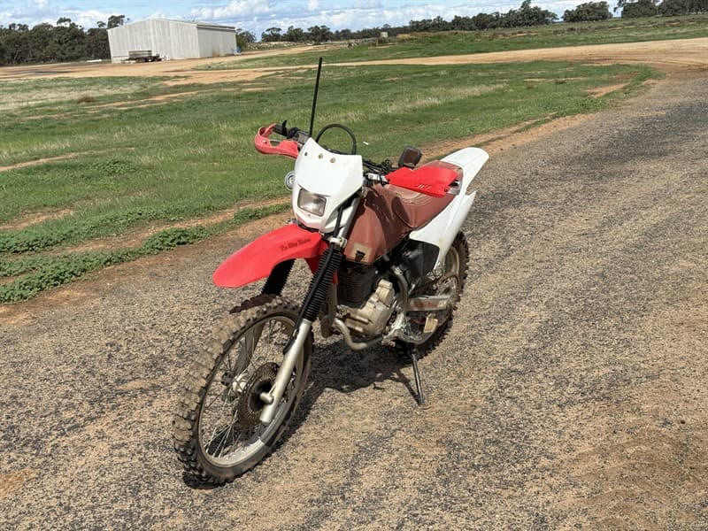 2018 HONDA CRF 230 MOTORBIKE, VIN: 9C2ME09U9JR700597. UHF radio. Seat cover. Clutch needs attention. Located Deniliquin, NSW.