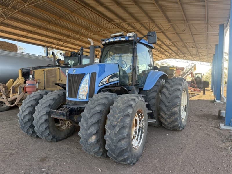 TG255 New holland Front wheel assist PIN: JAW132911, Used 9292hrs,Travel Width 3.95. Wheel centre 2.6m, 4 remote hydraulic with return line,…