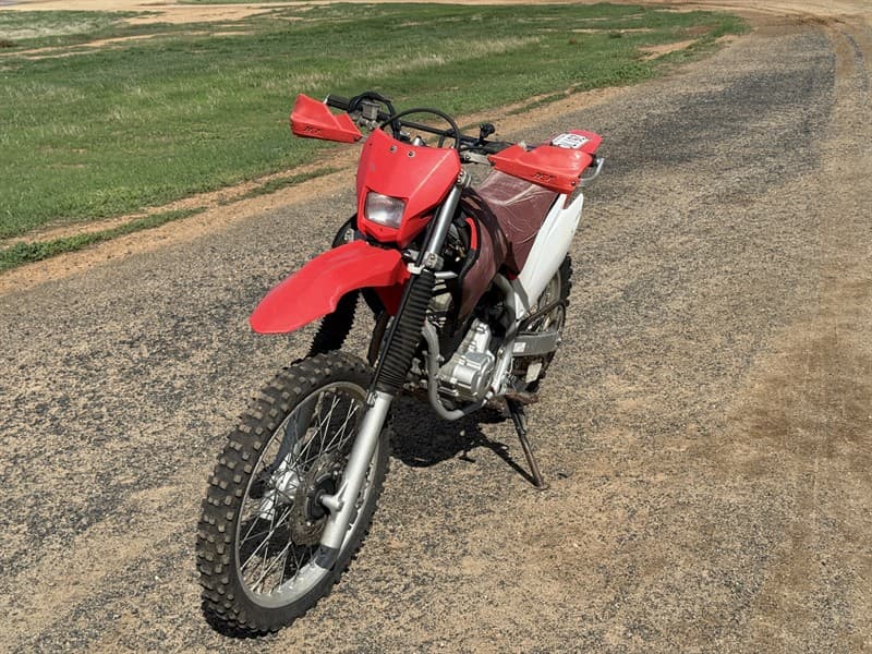 2021 HONDA CRF 250 MOTORBIKE, VIN: 9C2ME13U6MR701600. Moose tubes. Seat cover. Showing 264 hours. Located Deniliquin, NSW.