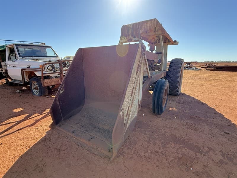 FORDSON MAJOR. Rear end tipping bucket. Runs, starts and drives. Serial no. 0/L243. Located Coolabah, NSW