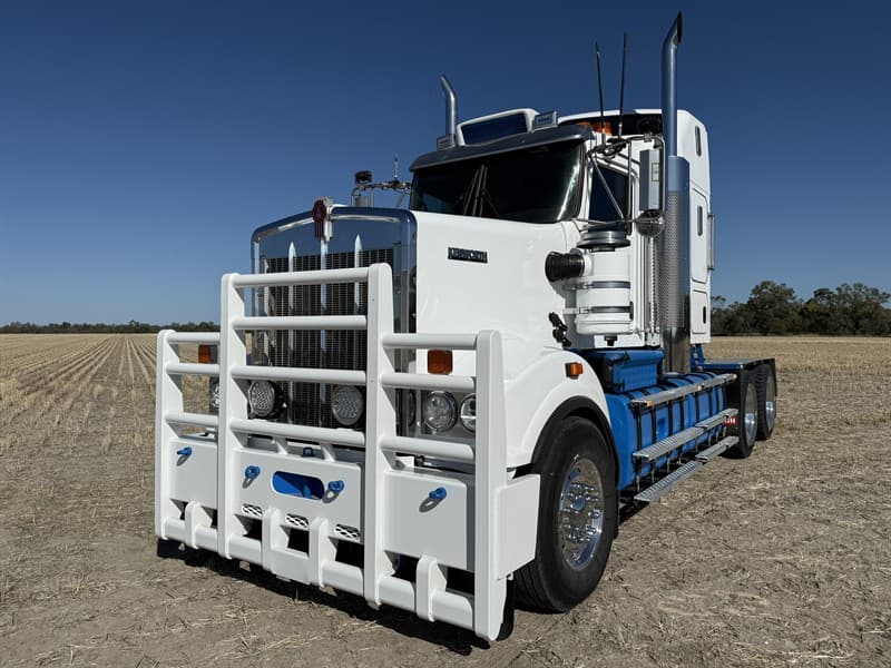 2017 KENWORTH T909. VIN 6F5000000HA460312. Neway suspension. Hydraulics with return line. Red dot air con. 4.56 diff ratio. E stops. Battery…