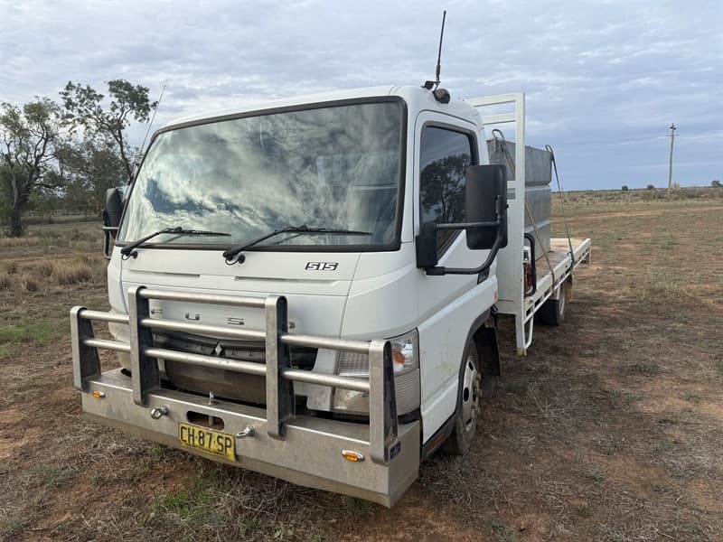 2015 MITSUBISHI Canter L7/800, VIN: JLFFEB21E0KJ25065.Table top truck with sides. Fuso 515 Model.5 Speed Manual. 78,874klms on Odometer show…