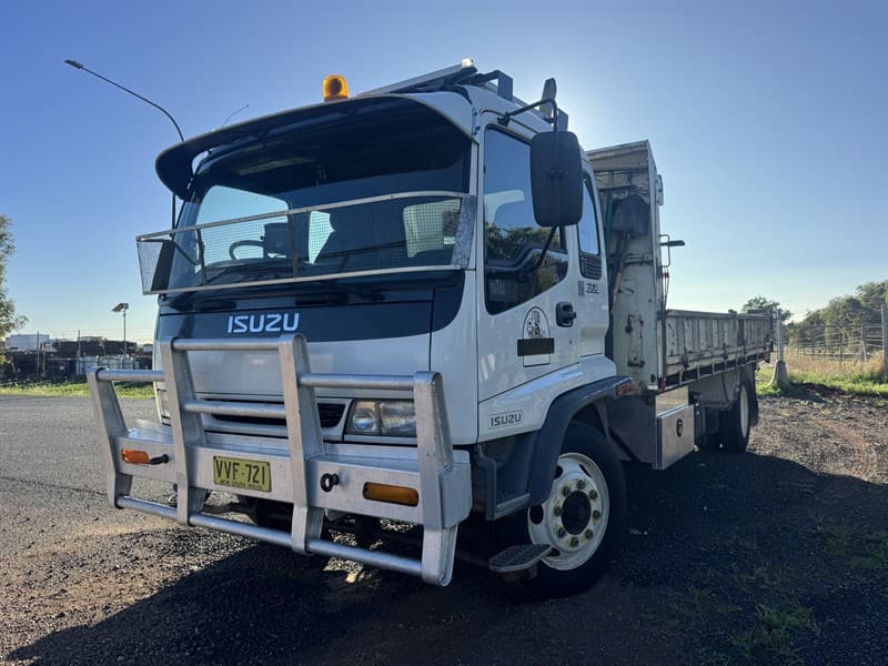 1999 ISUZU FSR 700 Tipper. 6 Speed Manual. VIN JALFSR33MX7000052. Odometer showing 250967 Just serviced. Fitted with all new tyres. Extra lo…