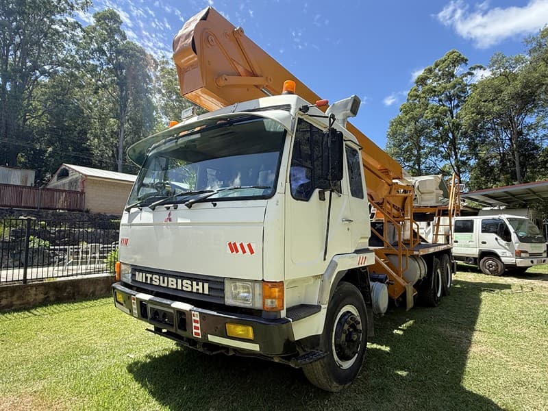 1985 MITSUBISHI BUCKET TRUCK. Chassis no. FV458JSG26050322. Abbey TSK136/8 bucket with serial no. 10146. Bogie drive. Spring suspension. Bat…