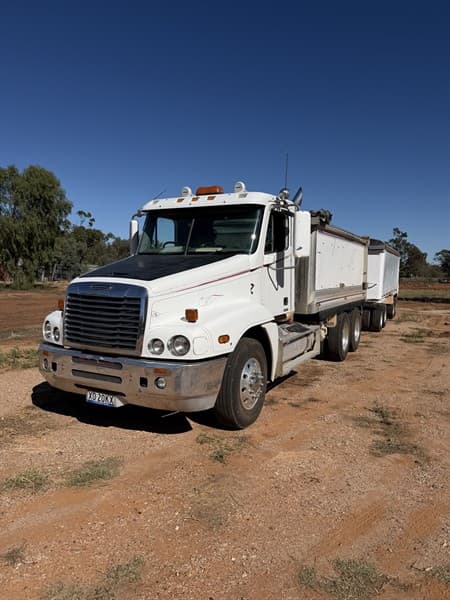 2008 Freightliner Century Class CST 120 with Quad Dog, VIN: 1FVJBBAVX9L999540. Registration XO20KX (expires 14/11/2026). GVM: 24,000 kg; GCM…