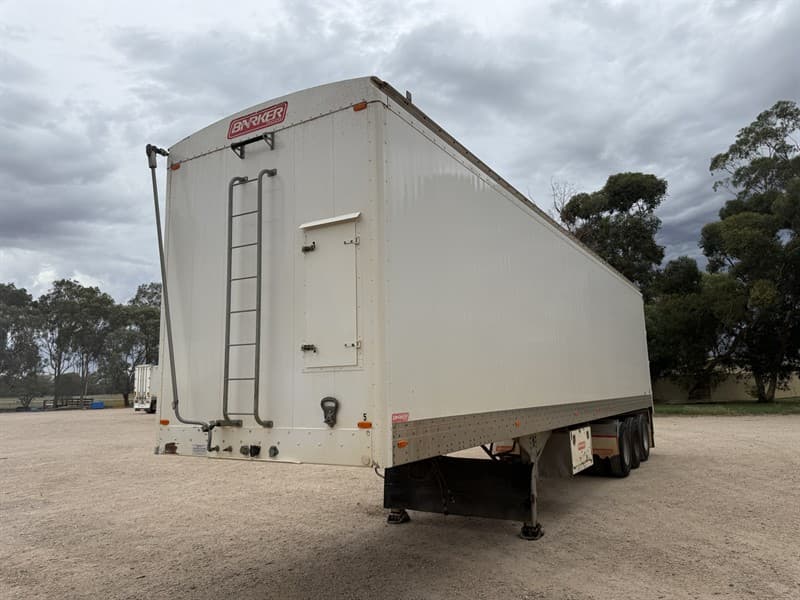 2019 Barker R/T Lead Walking Floor trailer, VIN: 6J6006636HBKW8168. K-Hitch axles with spring suspension, 10-stud steel rims, roll-over tarp…