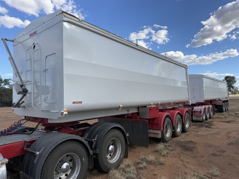 2015 Moore 26ft A slider RT Lead, VIN: 6V9LMTSMTFP002161. Chassis tipper 6’ 6’’ sides, 2 position king pin, holland fixed greaseless turntab…