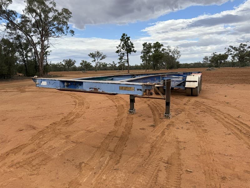 1983 Custom Built Tri Axle 40ft Skel Trailer, Serial number: S19. BPW axles, spring suspension on spider rims, bolt in kingpin and new Max l…