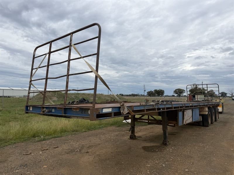 1994 Barker Heavy duty Tri axle R/T Lead VIN: 6B9012800RWAA6531 Tare:7500kg. Spring suspension, york axles, on spiders, Rear ring feeder roa…