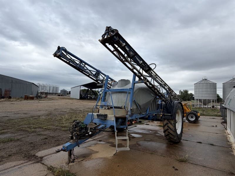 Custom Sprayer 4500L with STOLL tank and air bag suspension. 27m boom with bifold wings and break aways, 3m centres, Fresh water tank and du…