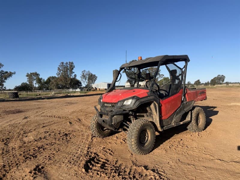2016 HONDA Pioneer 1000 Side by side VIN: 1MFVE04A4G4004619. Used condition 25025km Air pre-cleaner. Engine starts and drives, reverse did n…