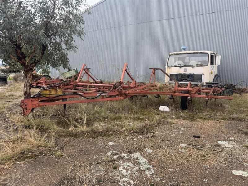 Circa 1966 International 45 vibra shank Cultivator S/N 1866. 45 C-Shank Tyne Hydraulic over cable height & fold control. Finger harrows fitt…