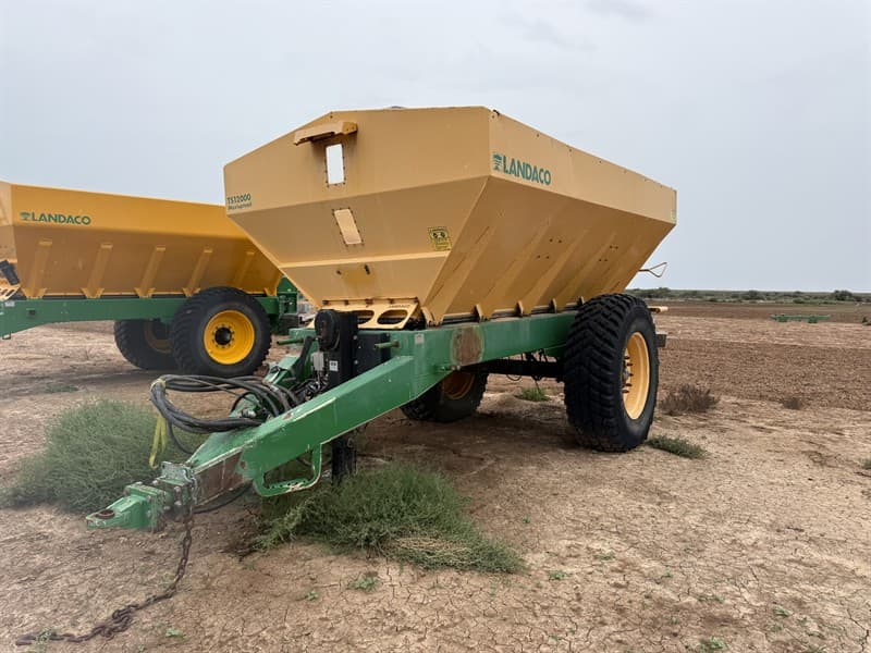 2016 Landaco TS12000 Maxi Spreader, VSN: TS12000310116GSDHYD. Features a 12-ton hydraulic drive, JD rate controller, hydraulic rear door, la…