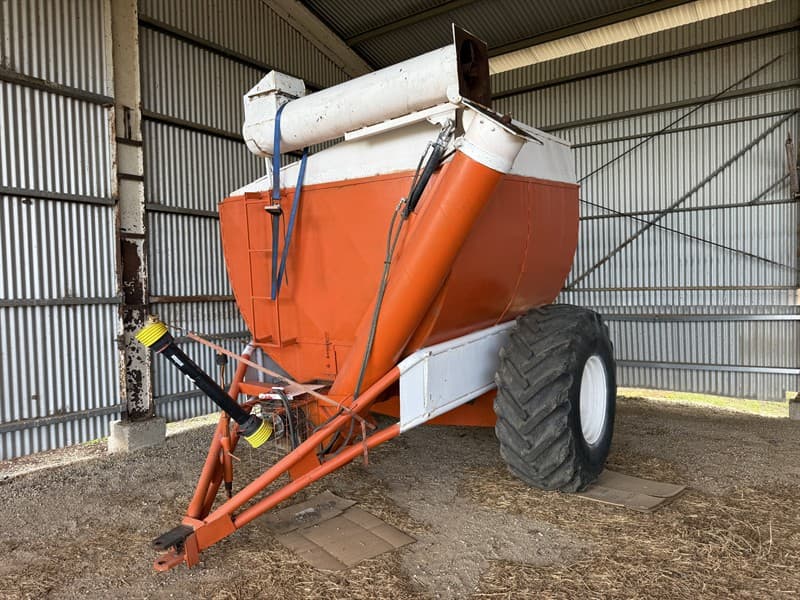 Circa 1990 Bordignon Chaser Bin, approximately 8 tonne capacity. PTO operated with new shaft and clutch, refurbished draw bar and 12” hydrau…