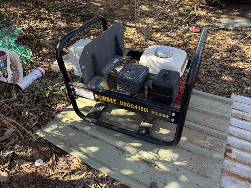 DEWALT GENERATOR. Honda GX 200 engine. Working condition. Located Quambone, NSW.
